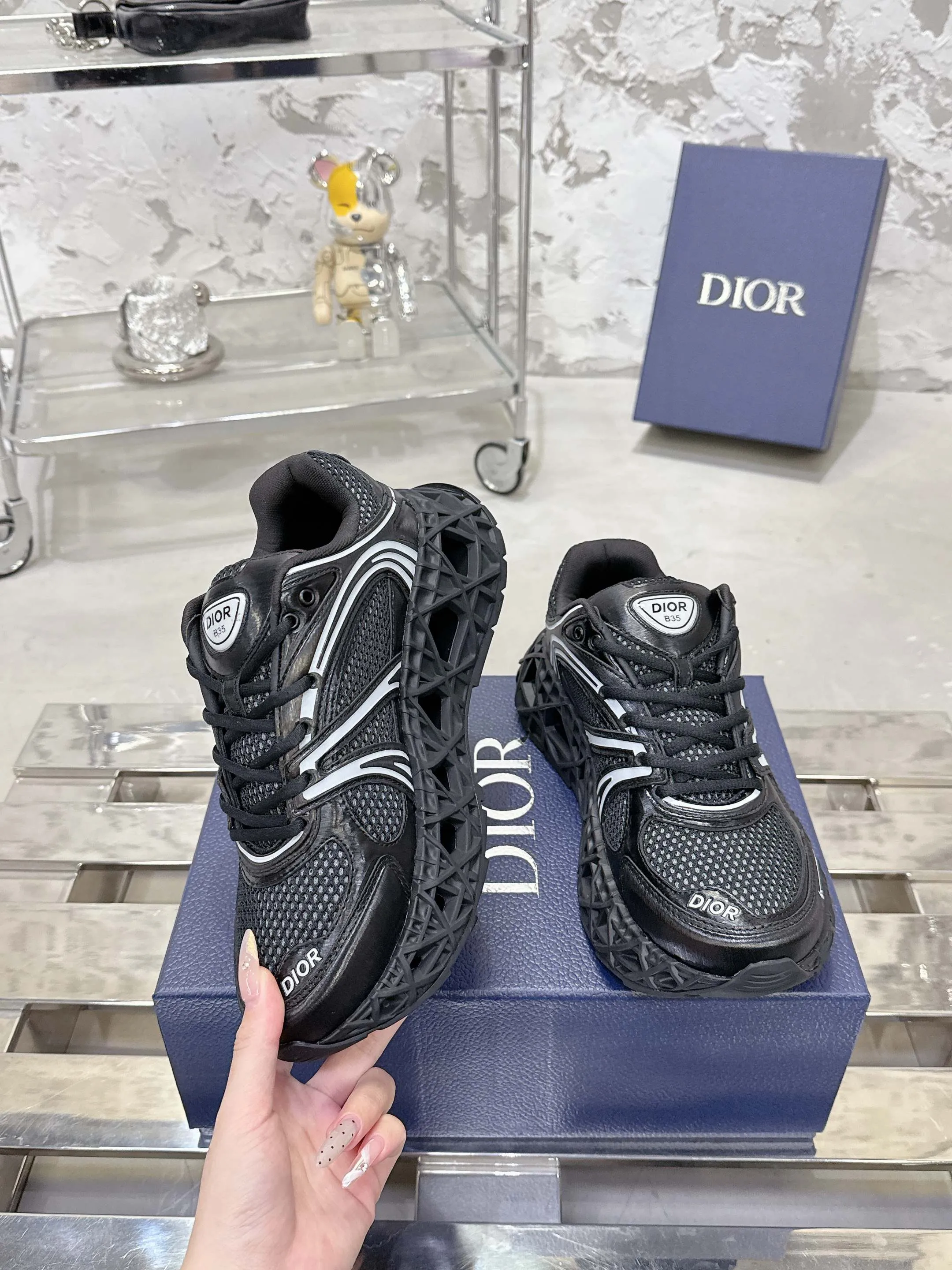 Factory price 780💰 Top version! ! ! Dior (B35) DIOR spring and summer men's wear show, the show was held at the Valle de Grasse School in Paris. Kim Jones drew inspiration from the works of South African artist Hylton Nel. The details of the shoes, clog soles and tribal elements, cleverly blended luxury craftsmanship and practicality, with fresh childishness and bright temperament, creating a new season hot spot. Dior KAWA Dior co-branded casual sports shoes reinterpret running shoes with Dior's high-end style. B35 is made of fine-textured leather and mesh fabric materials. It can be worn in all seasons, is comfortable and breathable, and has multiple lines on the shoe body to outline details. It has a full retro three-dimensional feel and can create a casual look all year round! Fabric: Cowhide/customized cloth material Lining: Imported breathable mesh Outsole: Original molded outsole Size: 39-46 (customized at 45.46)
